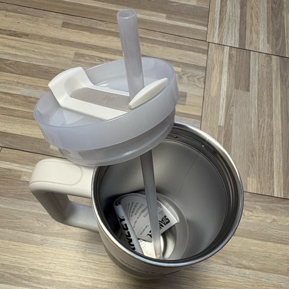 Stanley Silver and White Quencher Tumbler - Picture 3 of 5